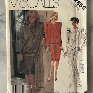 Könnte beinhalten: Vintage McCall's Schnittmuster mit Designs von Linda Evans. Das Cover zeigt Illustrationen von Damenbekleidung, darunter ein Kleid und ein Hosenanzug. Das Cover ist cremefarben mit der Modellnummer 2852.