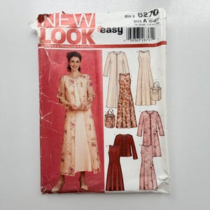 Op de afbeelding: New Look naaipatroon 6270, maat A 10-22, met illustraties van een bloemrijke duster met lange mouwen, een mouwloze jurk, een jasje en een handtas. De verpakking toont een model dat een lange, doorschijnende bloemrijke duster over een jurk draagt.