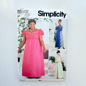 Könnte beinhalten: Simplicity Schnittmuster S9502 für ein bodenlanges Kleid mit quadratischem Ausschnitt und Puffärmeln. Die Hülle zeigt drei Varianten des Kleides in Pink, Blau mit weißen Blumenmustern und Hellgelb, in den Größen 46-54.