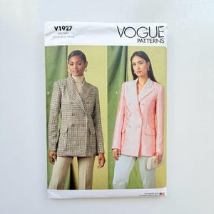 2022 Vogue V1927 Sömnadsmönster - Dubbelknäppt jacka för kvinnor (storlekar 18-26) - Oklippt och fabriksvikt