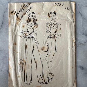 Può includere: Cartamodello di moda vintage con illustrazioni di due donne in abiti in stile anni '40. Il modello presenta una camicia a maniche lunghe e pantaloni a gamba larga, e una camicia a maniche corte con pantaloncini. Il modello è su carta invecchiata.