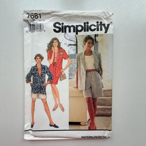 Puede incluir: Patrón de costura Simplicity vintage con ilustraciones de trajes y conjuntos de shorts para mujer. El patrón incluye un blazer y falda rojos, un blazer floral azul con shorts y un blazer a cuadros con shorts. El número de patrón es 7681.