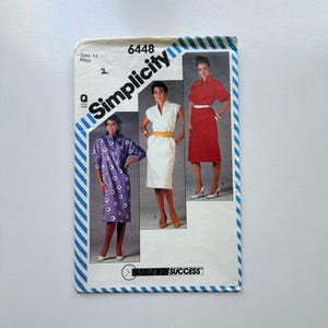 1985 Simplicity 6448 Sömnadsmönster - Klänning med ärmvariationer (Storlek 14) - Oklippt och fabriksvikt