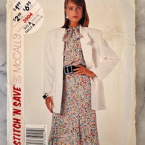 Könnte beinhalten: Ein Vintage-Schnittmuster von McCall's mit einer Frau in einem weißen Blazer, einem floralen Kleid und einem schwarzen Gürtel. Das Muster ist mit "STITCH 'N SAVE" gekennzeichnet und enthält Größenangaben. Das Muster hat Preisschilder.