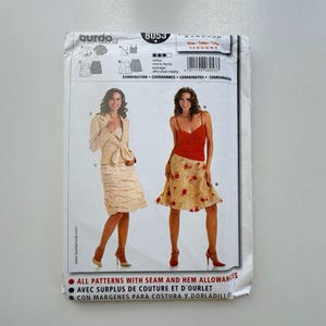 Può includere: Un pacchetto di modelli di cucito con immagini di due outfit: un completo beige e un top rosso con una gonna a fiori. Il pacchetto ha il numero "8053" e il testo "ALL PATTERNS WITH SEAM AND HEM ALLOWANCES".