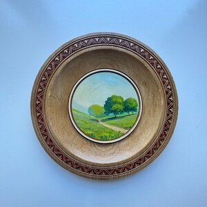 Plato decorativo de pared de madera pintado a mano, estilo vintage de 1995, con paisaje, 24 cm (9,4 pulgadas).
