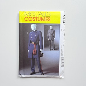 Puede incluir: Patrón de costura McCall's Costumes M4745 para un uniforme de estilo militar. El sobre tiene un encabezado amarillo y muestra una chaqueta azul de doble botonadura con botones dorados, una faja roja con borlas y pantalones a juego en talla XM.
