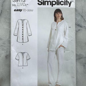Könnte beinhalten: Ein Simplicity-Schnittmuster, S9113, mit einer Frau in einem weißen Hemd und einer Hose. Das Muster enthält Abbildungen des Hemdes mit langen und kurzen Ärmeln. Der Text "easy-to-sew" ist auf dem Muster zu sehen.
