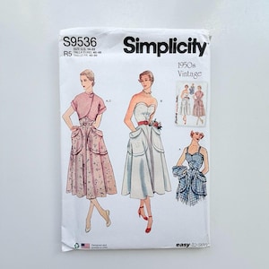 Könnte beinhalten: Ein Simplicity S9536 Schnittmusterumschlag für Kleider im Vintage-Stil der 1950er Jahre in den Größen 40-48. Der weiße Papierumschlag zeigt Illustrationen von drei verschiedenen Kleiderdesigns, darunter ein rosafarbenes Blumenkleid, ein weißes trägerloses Kleid und ein blau kariertes Kleid.