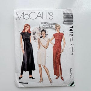 Puede incluir: Un sobre de patrón de costura McCall's 7412 para tallas 10, 12 y 14. El frente muestra ilustraciones de tres variaciones de un vestido con cuello mandarín y aberturas laterales, incluyendo un vestido largo negro, un vestido blanco hasta la rodilla y un vestido largo rojo estampado.