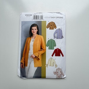 Puede incluir: Patrón de costura Vogue Easy Options. La imagen muestra a una mujer con una chaqueta naranja, con ilustraciones de diferentes estilos de chaqueta. El sobre del patrón es blanco con texto negro y un código de barras. Medidas en cm.