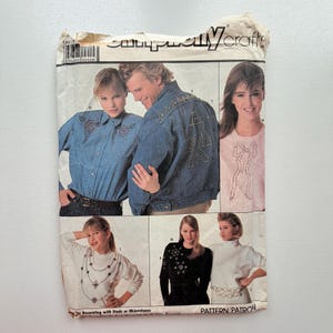 Pode incluir: Um padrão de costura vintage da Simplicity Crafts com imagens de jaquetas jeans, camisas e suéteres com enfeites decorativos. O padrão inclui imagens de pessoas usando as roupas. O padrão está em um fundo branco.