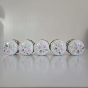 1970s Gainsborough Hardware Floral Porcelain Door Knobs Set of 5 – Approx. 5.5 cm (2.2 in) – Made in Australia