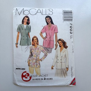 Pode incluir: Um envelope de padrão de costura vintage da McCall's com ilustrações de jaquetas femininas em vários estilos. O envelope é branco com o texto "McCall's" no topo. O texto "3 Hour Jacket" também é visível.