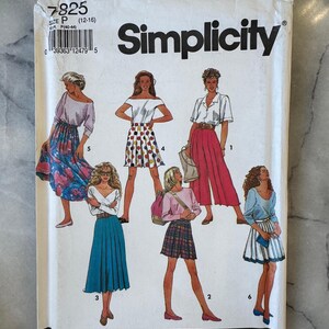 Könnte beinhalten: Ein Vintage Simplicity Schnittmuster, Größe P (12-16), mit Illustrationen von Damenbekleidung. Das Muster enthält verschiedene Rock- und Top-Kombinationen, mit dem Simplicity-Logo.