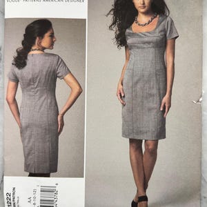 Könnte beinhalten: Ein Vogue Patterns Schnittmuster von Anne Klein New York. Das Schnittmuster zeigt ein graues Kleid mit kurzen Ärmeln und einem quadratischen Ausschnitt. Die Schnittmusternummer ist V1222, und die Größen sind AA (6-8-10-12).