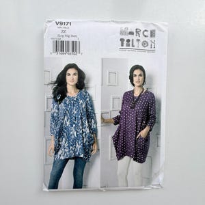 Peut inclure: Une pochette de patron de couture Vogue Patterns V9171 par Marcy Tilton pour les tailles Lrg-Xlg-Xxl. Le devant présente deux variantes de tunique ample : une avec un imprimé abstrait bleu et blanc et une en tissu violet à pois blancs.