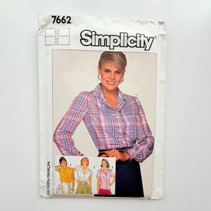 Può includere: Modello di cucito Simplicity 7662. Il modello presenta una donna che indossa una camicia a quadri con bottoni. Il modello include una taglia 12, Eur 40. Il modello mostra anche altri tre modelli di camicia.
