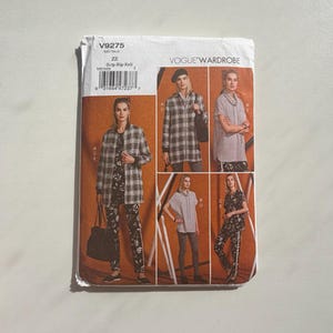 Könnte beinhalten: Vogue Wardrobe Schnittmuster V9275. Das Schnittmuster zeigt Bilder einer Frau, die verschiedene Outfits trägt, darunter eine karierte Jacke, ein Oberteil mit Rollkragen und bedruckte Hosen. Die Mustergröße ist ZZ (Lrg-Xlg-XXL).