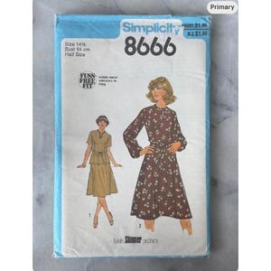 Pode incluir: Um padrão de costura Simplicity 8666 vintage. O padrão apresenta ilustrações de dois vestidos, um em cor sólida e outro com estampa floral. O padrão inclui medidas de tamanho 14 1/2 e um busto de 94 cm.