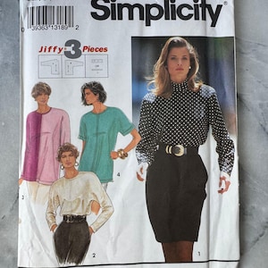 Könnte beinhalten: Ein Vintage-Schnittmuster von Simplicity, Nummer 8067, mit Illustrationen von Damenbekleidung. Das Muster enthält verschiedene Oberteile und einen Rock. Auf dem Cover steht "Simplicity" und "Jiffy 3 Pieces".