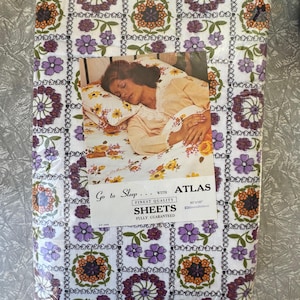 1970-tals vintage Atlas blomsterark – 228 cm x 254 cm (90” x 100”) – Lila & orange blommor – NYTT i förpackningen