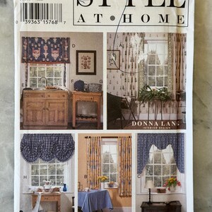 Op de afbeelding: Een vintage naaipatroon getiteld "Style at Home" met diverse raambekledingsontwerpen. De omslag toont interieurontwerpen met gordijnen en valletjes in verschillende stijlen en patronen.
