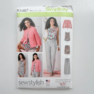 Könnte beinhalten: Ein Simplicity-Schnittmusterumschlag K1467 für die Größen 8-16 mit Abbildungen einer rosa Jacke, eines ärmellosen Blumenoberteils, eines Blumenkleids und einer grauen Hose. Das Cover zeigt verschiedene Kombinationen und das SewStylish-Logo.