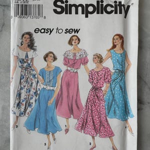 1986 Vintage Simplicity 8290 - Klänning med knytbälte för fröknar - Storlek ZZ (20-22-24-26) - Oklippt och fabriksvikt