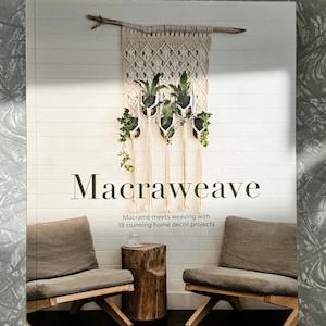 Könnte beinhalten: Das Buch "Macraweave" zeigt einen Makramee-Pflanzenaufhänger mit Pflanzen in schwarzen Töpfen. Das Cover zeigt einen Makramee-Wandbehang mit Pflanzen. Zwei Stühle und ein Holzstumpf sind ebenfalls zu sehen.