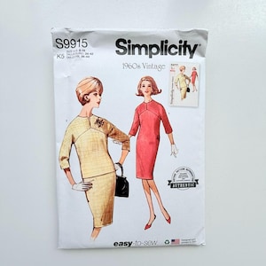 Op de afbeelding: Een Simplicity S9915 naaipatroon-envelop voor een tweedelige outfit in 1960s vintage stijl. De witte papieren verpakking bevat illustraties van een persoon in een gele, getextureerde top met rok, en een andere in een effen rode jurk met driekwartmouwen.