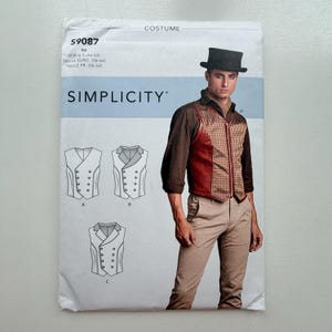 Może przedstawiać: Wzór kostiumu Simplicity z mężczyzną w kamizelce i cylindrze. Wzór zawiera projekty kamizelek oraz tekst "COSTUME" i "SIMPLICITY". Rozmiar wzoru to U 5 (46-52).