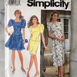 Pode incluir: Padrão de costura Simplicity com ilustrações de três vestidos: um vestido floral azul, um vestido amarelo e um vestido azul com saia. O tamanho do padrão é U (16-20), equivalente a EUR U (44-48).