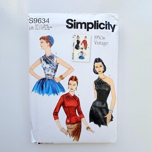 Op de afbeelding: Een Simplicity S9634 naaipatroon-envelop voor vintage kleding uit de jaren 50 in maat U.S. 16-24. De witte papieren hoes bevat illustraties van drie verschillende outfits: een blauwe jurk met rok, een rode top met lange mouwen en een zwarte jurk.