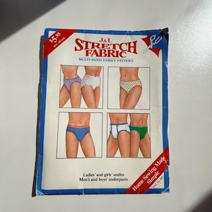 Może przedstawiać: Wzór do szycia vintage dla J&L Stretch Fabric, z ilustracjami różnych stylów bielizny. Wzór zawiera opcje w wielu rozmiarach dla majtek damskich, dziewczęcych, męskich i chłopięcych. Okładka ma niebieską obwódkę i napis "Home Sewing Made Simple".