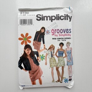 Könnte beinhalten: Ein Simplicity-Schnittmusterumschlag, Nummer 9196, mit Illustrationen verschiedener Outfits, darunter eine dunkle Jeansjacke, ein geblümtes Kleid, eine kurze weiße Jacke und ein blaues Camisole mit geblümtem Rock, beschriftet mit Grooves by Simplicity.