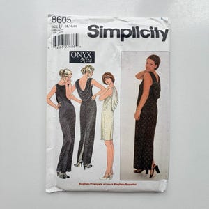 Pode incluir: Um envelope de molde de costura Simplicity, número 8605, para vestidos Onyx Nite. A embalagem de papel branco apresenta ilustrações de vestidos longos e curtos com detalhes de costas drapeadas, junto com uma foto de uma pessoa com um vestido longo.