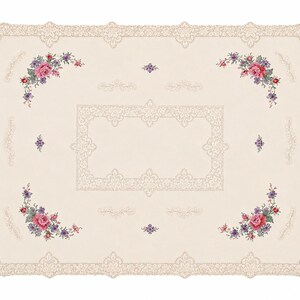 Pode incluir: Uma toalha de mesa retangular na cor creme com uma borda intrincada semelhante a renda e um padrão de moldura retangular central. Os quatro cantos são decorados com grupos florais em tons de rosa, vermelho e roxo, com pequenos detalhes roxos.