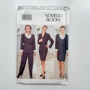 Può includere: Una busta per cartamodello Butterick 4095 per un completo Noviello Bloom, taglia 18-20-22. La copertina mostra tre varianti di un blazer scuro con collo a scialle e polsini chiari, abbinato a pantaloni o gonna coordinati.
