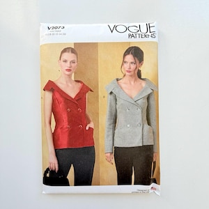 2024 Vogue V2073 Sömnadsmönster – Off-Shoulder Dubbelknäppta Kavajer (Storlekar 18-26) – Oklippta och fabriksvikta