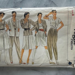 Pode incluir: Envelope de padrões Vogue vintage com ilustrações de designs de roupas femininas. Os designs incluem uma saia plissada, calças, calções e jaquetas. O envelope está ligeiramente desgastado, com o logotipo Vogue Patterns visível.