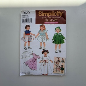 Pode incluir: Um padrão de costura Simplicity vintage para bonecas de 45 cm. A capa apresenta ilustrações de bonecas em vários vestidos e roupas. O padrão é de 1932 e inclui o texto "Simplicity Archives".