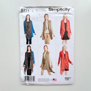Può includere: Un modello di cucito Simplicity, numero 8171, con illustrazioni di vari modelli di cardigan drappeggiati. Il modello include informazioni sulle taglie ed è stampato negli Stati Uniti. Le modelle indossano cardigan di diversi colori.
