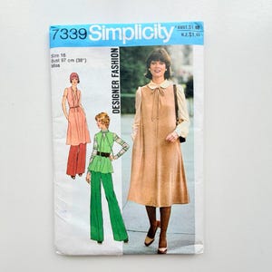 May include: Simplicity Designer Fashion sewing pattern, size 16, bust 97 cm. The cover displays illustrations of women's clothing designs, including a dress and pantsuit. The pattern number is 7339.
