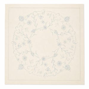 Pode incluir: Um guardanapo de tecido quadrado em tom branco sujo com um delicado padrão de coroa floral bordado em azul, disposto num design circular. O bordado consiste em linhas finas que representam várias flores, folhas e vinhas, emoldurado por uma borda.