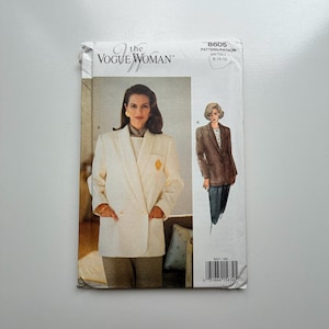 Pode incluir: Um padrão de costura vintage para um blazer de "The Vogue Woman". O padrão apresenta uma foto de uma mulher usando um blazer creme com detalhes dourados. O número do padrão é 8605, com tamanhos 8-10-12.