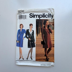 Könnte beinhalten: Simplicity Schnittmuster 8035 mit Illustrationen von Damenkleidern. Das Muster enthält ein blaues Kleid, ein schwarzes Kleid mit weißen Revers und ein rot-schwarz kariertes Kleid. Der Umschlag ist weiß mit dem Simplicity-Logo.