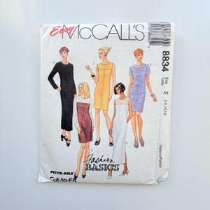Pode incluir: Envelope de molde de costura Easy McCall's 8834 para tamanho E (14, 16, 18). A frente exibe ilustrações de cinco variações de vestidos em preto, bordô e branco, amarelo, branco e roxo claro, rotulados de A a E, com o texto Fashion Basics.
