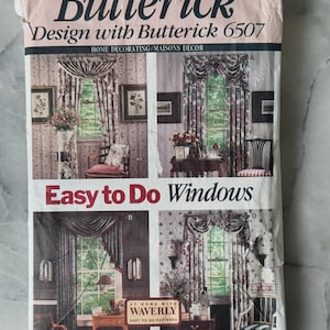 Pode incluir: Um padrão de costura Butterick vintage para decoração de casa, com designs de cortinas. A capa exibe quatro cenas de janelas com cortinas e valances, com o texto "Easy to Do Windows".