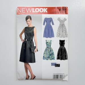 Könnte beinhalten: Eine New Look 6723 Schnittmusterhülle mit einem schwarzen ärmellosen Kleid mit Gürtel und Clutch. Die Verpackung zeigt Illustrationen von fünf Kleiddesigns mit verschiedenen Ärmellängen, Ausschnitten und Stoffmustern sowie eine passende Clutch.
